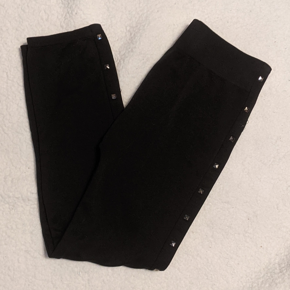 Capri Black leggings with square side stud design